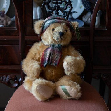 Klasik oyuncak ayıcık. yumuşak ayı oyuncağı izole edilmiş siyah arka planda