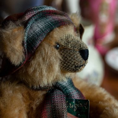 Klasik oyuncak ayıcık. yumuşak ayı oyuncağı izole edilmiş siyah arka planda