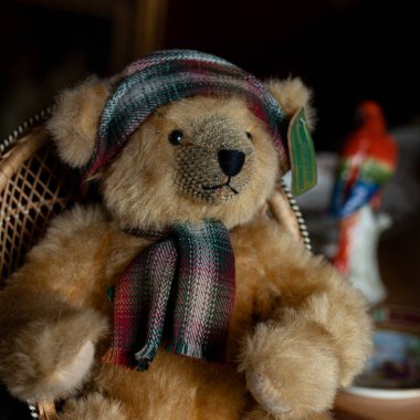 Klasik oyuncak ayıcık. yumuşak ayı oyuncağı izole edilmiş siyah arka planda