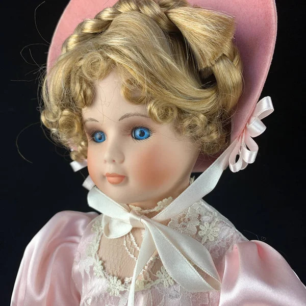 Porzellanpuppe Isoliert Auf Schwarzem Hintergrund Keramik Alte Dolly Vintage Rosa — Stockfoto