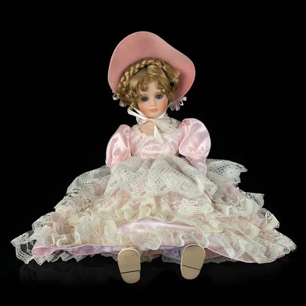 Boneca Porcelana Isolada Sobre Fundo Preto Cerâmica Velha Dolly Vestidos — Fotografia de Stock