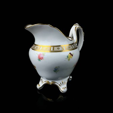 Altın desenli beyaz antika süt sürahisi. Süt için retro kap. Kahve servisi. Kaliteli sos kabı