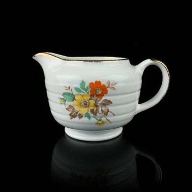 Çiçek desenli antika süt testisi. Süt için retro kap. Kahve servisi. Kaliteli sos kabı