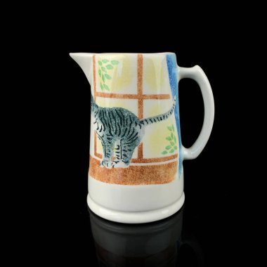 İçinde kedi resmi olan antika süt sürahisi. Süt için retro kap. Kahve servisi. Kaliteli sos kabı