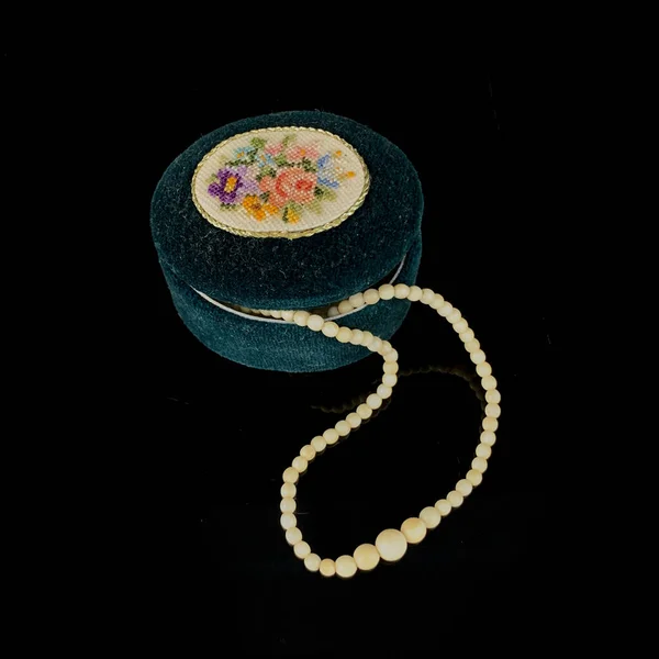 Antique Velvet Box Beads Emerald Casket Beads Black Isolated Background — Stok fotoğraf
