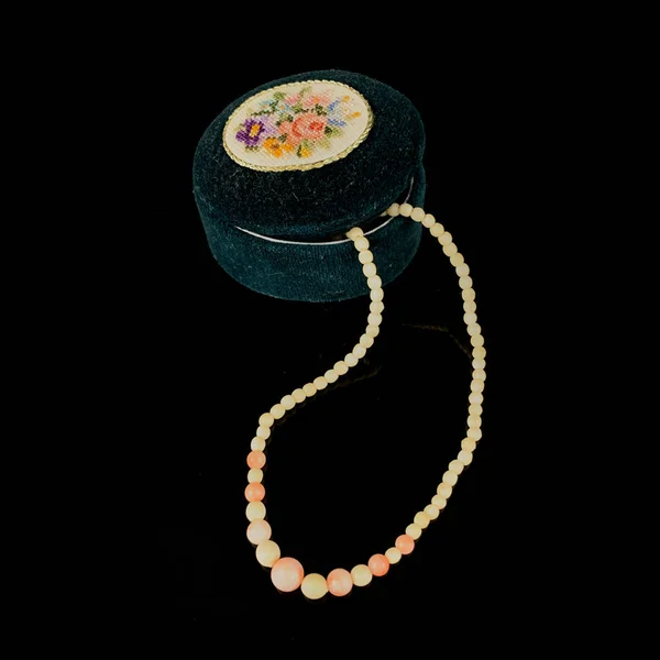 Antique Velvet Box Beads Emerald Casket Beads Black Isolated Background — Photo