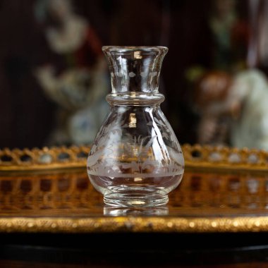 Bir buketle yaz sakin bir hayat. İçi bir buket çiçekli antika şeffaf cam vazo. Kristal vazo ve bir yaz buketi.