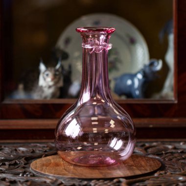 İçindeki antika pembe cam çiçek vazosu. Çiçekler için lüks bir yerde pembe vazo. lüks vazo