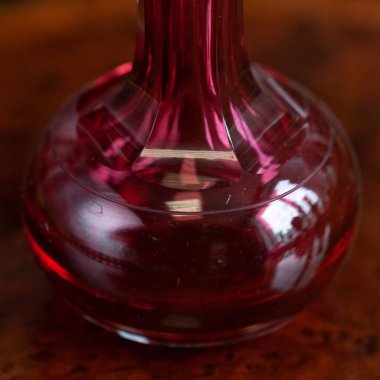 İçindeki antika kırmızı cam çiçek vazosu. Vazonun yakın çekimini hesapladım. makro cam dokusu