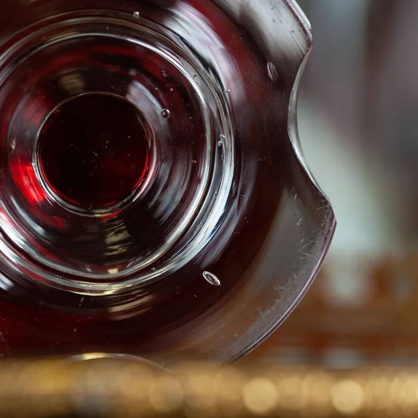 Antieke Rode Glazen Bloemenvaas Het Interieur Dacht Aan Een Vaas — Stockfoto