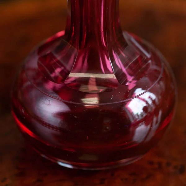 Antieke Rode Glazen Bloemenvaas Het Interieur Dacht Aan Een Vaas — Stockfoto