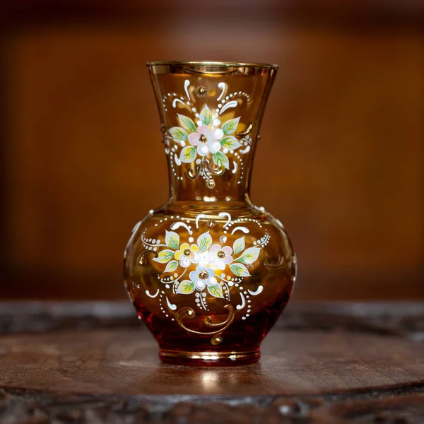 Starožitná Oranžová Skleněná Váza Květinovým Vzorem Luxusním Interiéru Ručně Malovaná — Stock fotografie