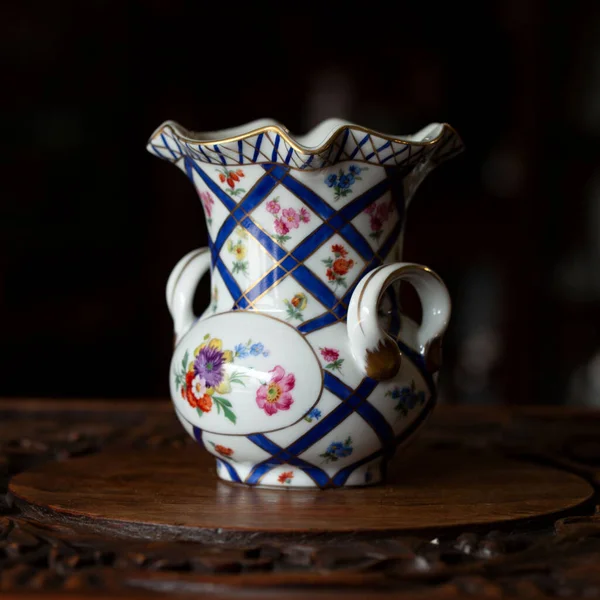 Starožitná Keramická Váza Luxusním Interiéru Porcelánová Váza Váza Letní Kyticí — Stock fotografie