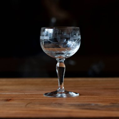Siyah arka planda antika şeffaf cam şarap kadehi. İşlemeli kristal cam. cam yakın plan.