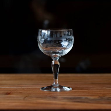 Siyah arka planda antika şeffaf cam şarap kadehi. İşlemeli kristal cam. cam yakın plan.