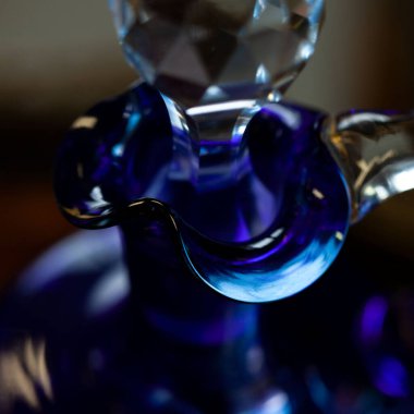 Lüks içinde antika mavi cam vazo. Kabartmalı kristal sürahi. cam yakın plan.