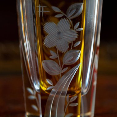 Lüks içinde turuncu cam şarap kadehi. turuncu şarap kadehi yakın plan. bohem camı yakın plan