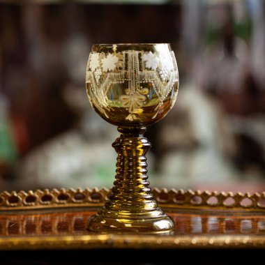 Lüks bir iç mekanda alışılmadık şekilli turuncu cam kadehler. Turuncu kadehi yakın plan çek. bohem camı yakın plan