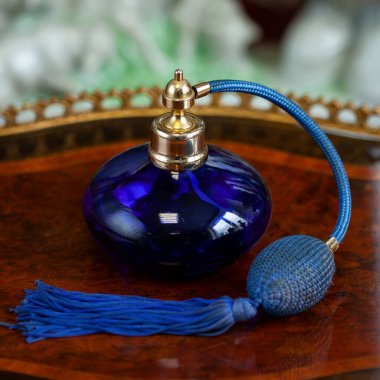 Lüks içinde eski bir parfüm şişesi. Lüks bir iç mekanda mavi bir parfüm şişesi..