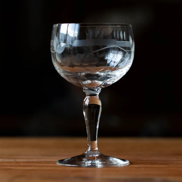 Antiek Transparant Glas Wijnglas Een Zwarte Achtergrond Kristalglas Met Gravure — Stockfoto