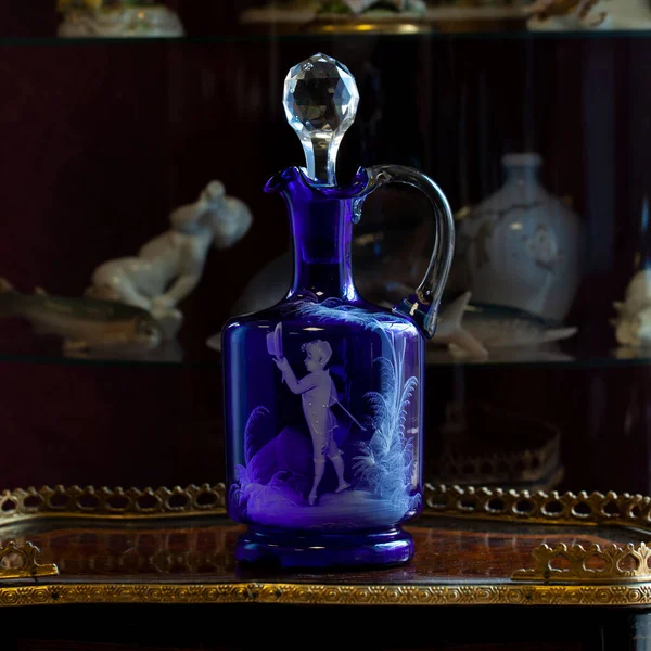Antike Blaue Glasvase Luxuriösen Interieur Eingravierte Kristallkaraffe Nahaufnahme Aus Glas — Stockfoto