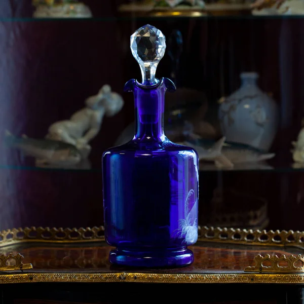 Antieke Blauwe Glazen Vaas Luxe Interieur Gegraveerde Kristallen Karaf Glas — Stockfoto