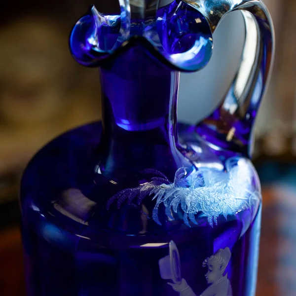 Antieke Blauwe Glazen Vaas Luxe Interieur Gegraveerde Kristallen Karaf Glas — Stockfoto