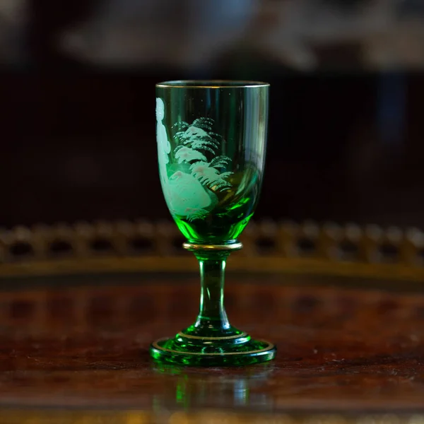 Green Glass Wineglass Luxury Interior Green Glass Engraving Close Bohemian — Zdjęcie stockowe