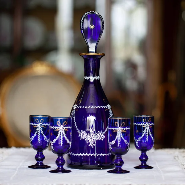 Bouteille Verre Antique Avec Des Lunettes Couleur Bleue Dans Intérieur — Photo