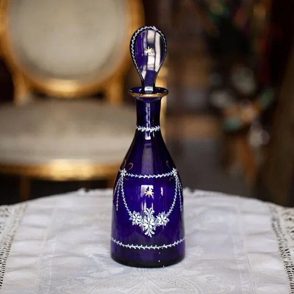 Antieke Glazen Fles Met Glazen Van Blauwe Kleur Een Luxe — Stockfoto