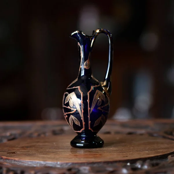 Starožitná Váza Modrého Skla Luxusním Interiéru Křišťálová Dekorativní Karafa Zlatým — Stock fotografie