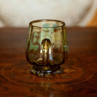 Lüks içinde cam turuncu bardak. Çiçek desenli kristal bardak. bohem camı yakın plan