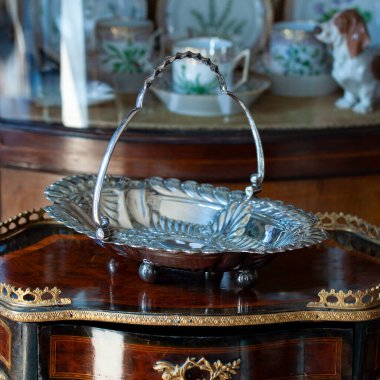 Antika gümüş tepsi. Sofistike bir iç kısma oyulmuş metal tepsi. Metal yakın plan