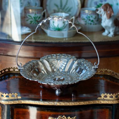 Antika gümüş tepsi. Sofistike bir iç kısma oyulmuş metal tepsi. Metal yakın plan