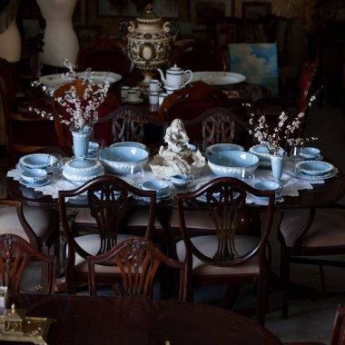 Süslü yemek odası dekorasyonu, mavi ve beyaz İngiliz porselen çay takımlarıyla süslenmiş..