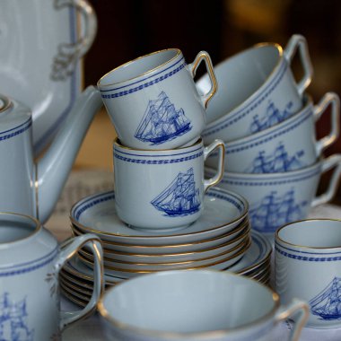 Antik İngiliz mavi porselen çay seti. Düğün masası dekorasyonu lüks iç dekorasyonlarla zenginleştirilmiş. Porselen vintage servisi