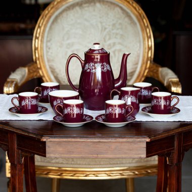 Ulusal boyalı antika koyu kırmızı porselen servisi. Lüks bir iç mekanda Ukrayna usulü hizmet. seramik yakın çekim