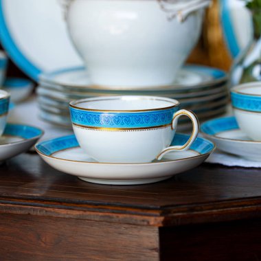 Antika İngiliz mavi porselen çay seti. Düğün masası dekorasyonu lüks iç dekorasyonlarla zenginleştirilmiş. Porselen vintage servisi