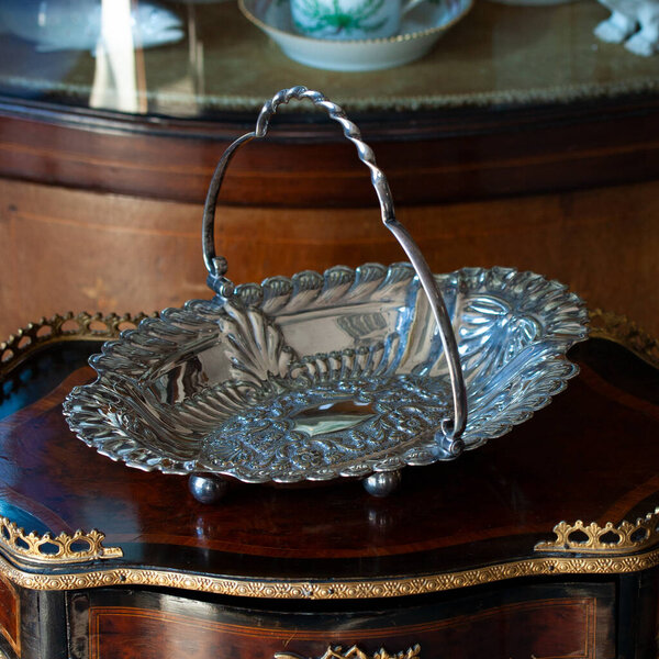 антикварный серебряный поднос. гравированный металлический поднос в сложном интерьере. крупный план металла