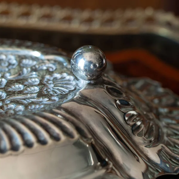 Antikem Silbertablett Vorhanden Gravierte Metalltablett Einem Raffinierten Interieur Nahaufnahme Aus — Stockfoto