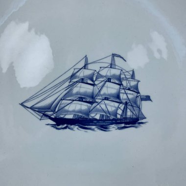 Gemi motifli antika İngiliz mavi porselen çay seti. Antika fincan ve yakın plan bir gemi servisi resmi olan çay tabağı.