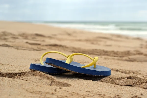 Pantoffels en strand — Stockfoto
