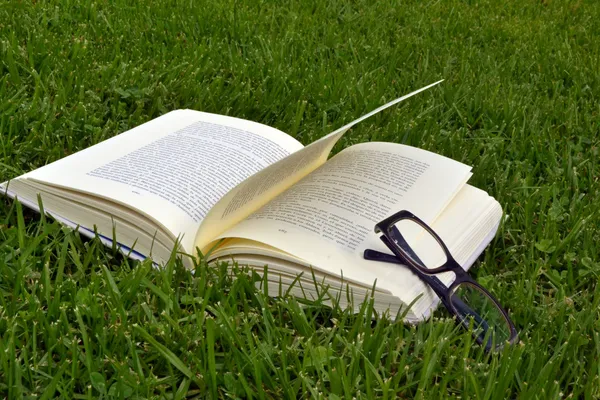 Livre ouvert et lunettes — Photo