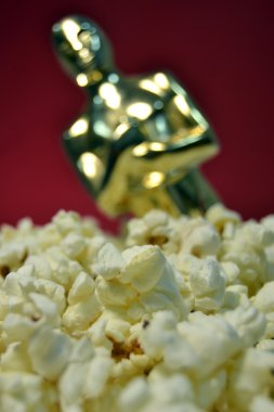 Oscar ve patlamış mısır kırmızı arka plan ile