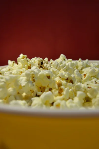 Popcorn mit rotem Hintergrund — Stockfoto
