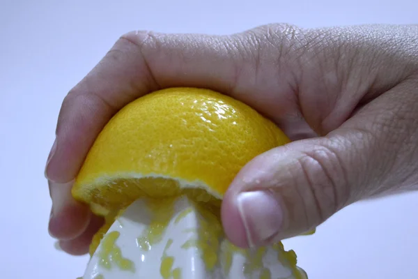 Squeezing a lemon — Stock Photo, Image