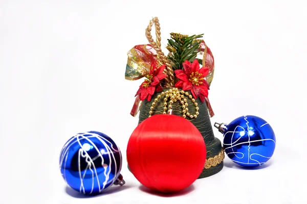 Vánoční koule a zvonek — Stock fotografie
