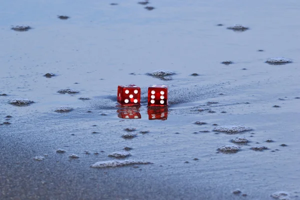 Dobbelstenen op het strand — Stockfoto