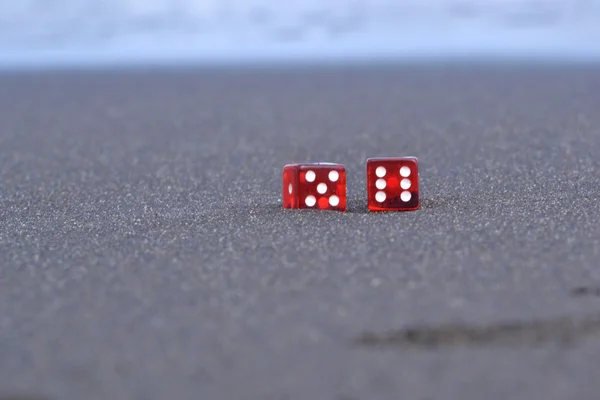 Dobbelstenen op het strand — Stockfoto