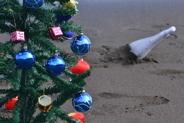 Weihnachtsbaum am Strand — Stockfoto